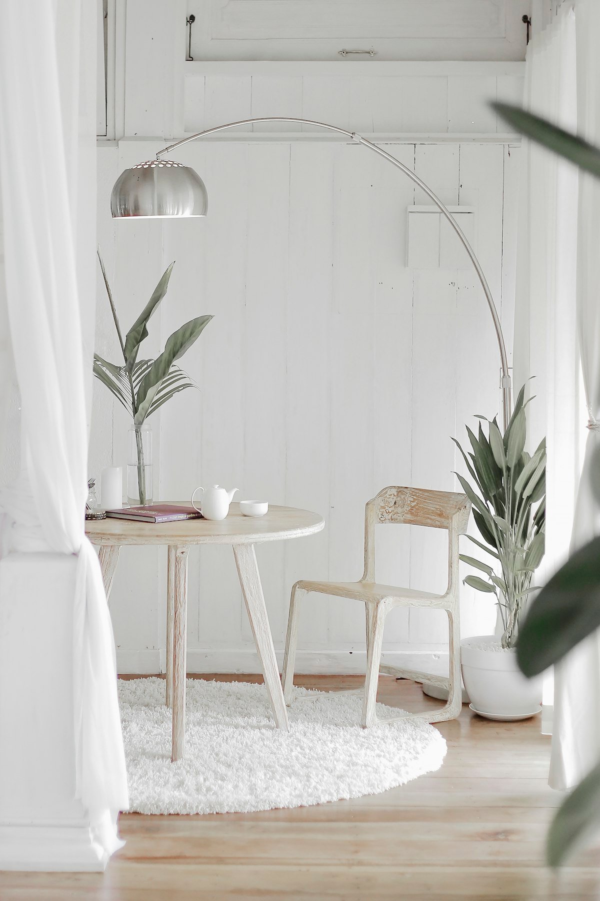 Espacio de trabajo con estanterías de madera
