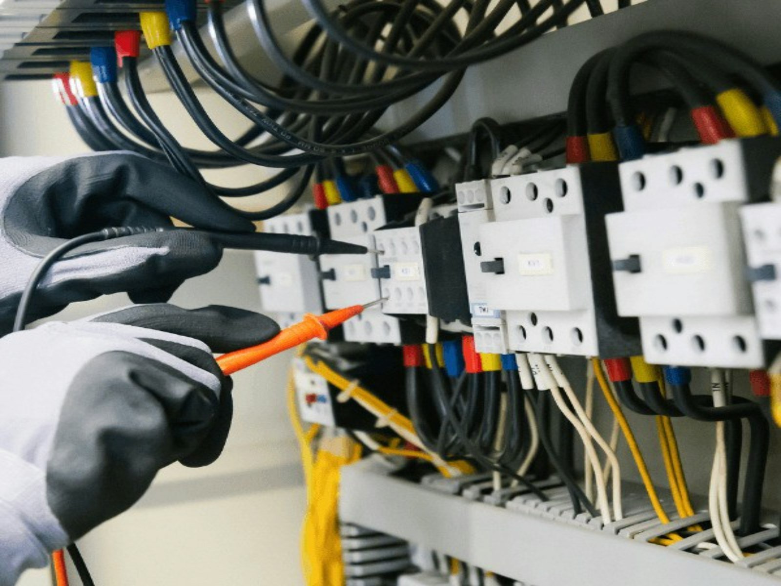 Electricista revisando un cuadro eléctrico
