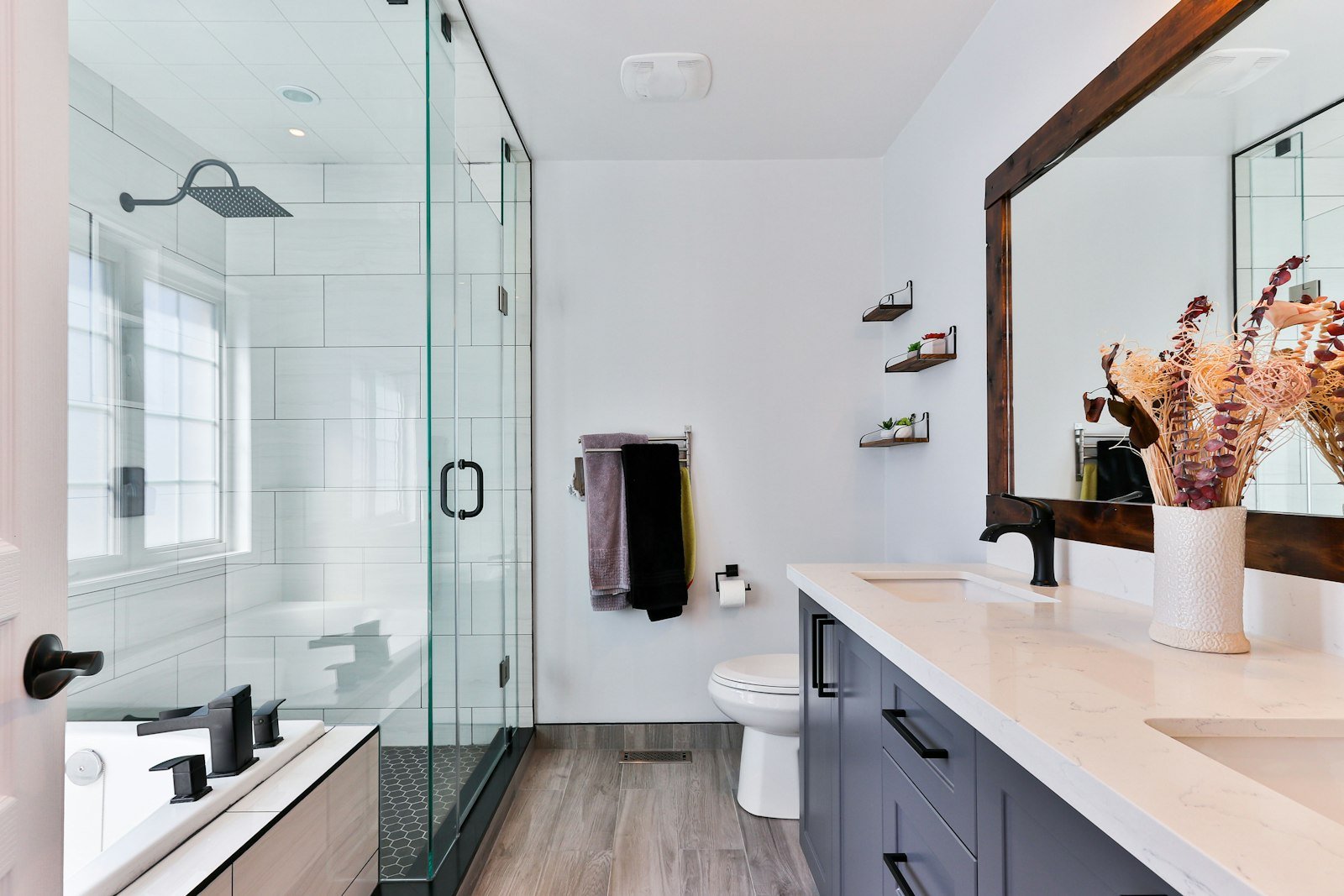 Baño reformado con ducha y alicatado moderno