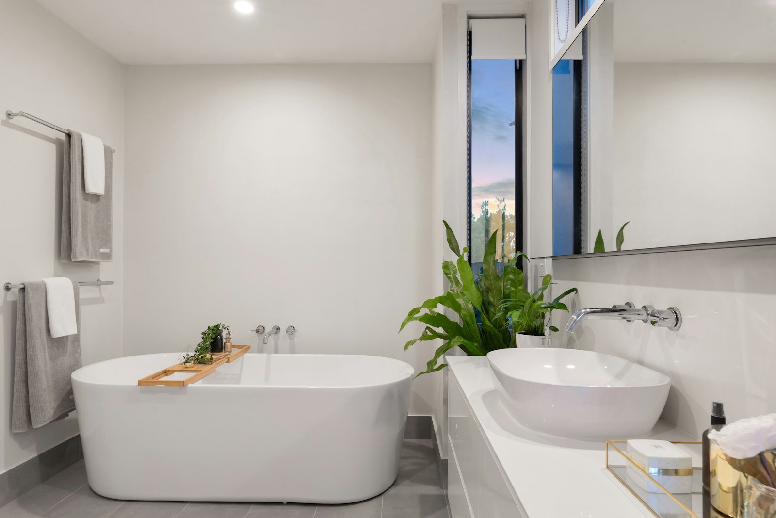 Baño moderno con mueble suspendido